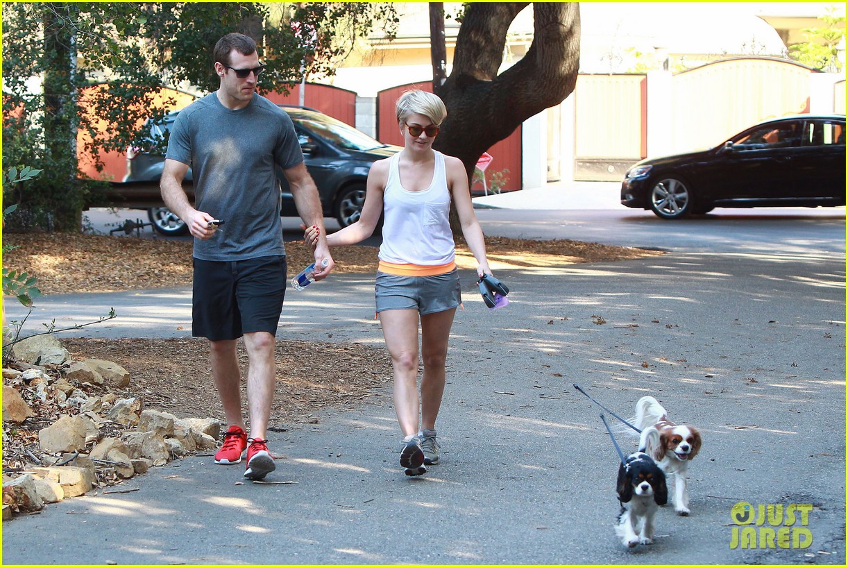 julianne hough holds hands with hockey player brooks laich 073054660