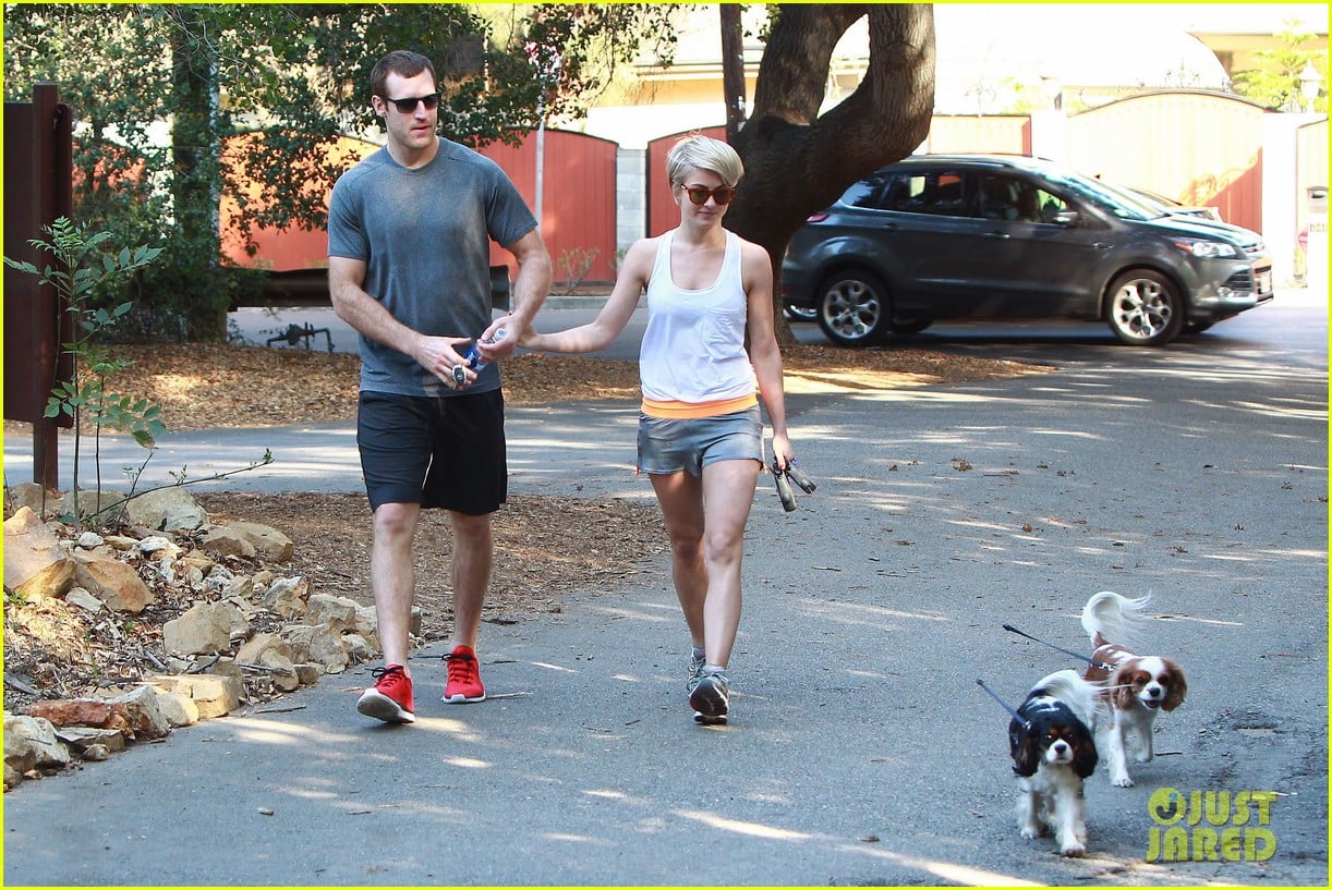 julianne hough holds hands with hockey player brooks laich 083054661