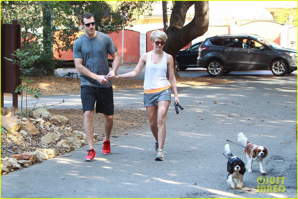 julianne hough holds hands with hockey player brooks laich 173054670