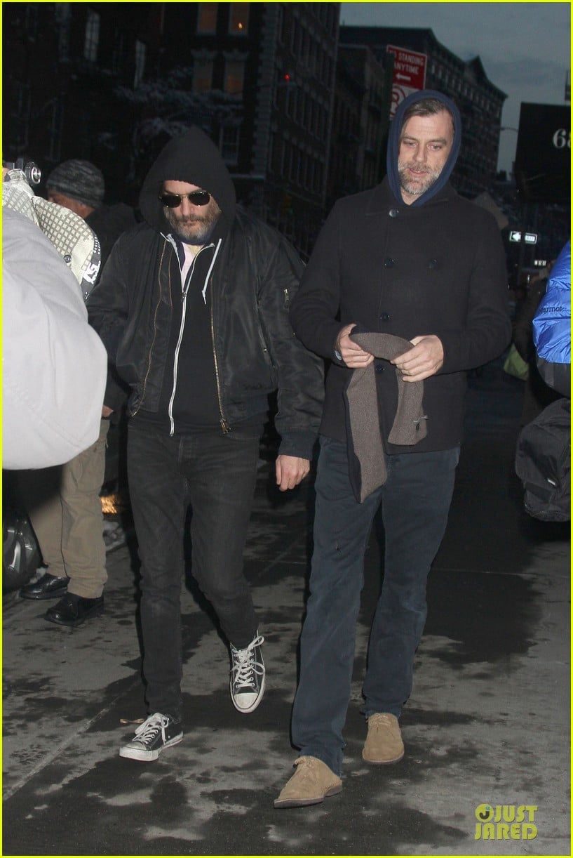 joaquin phoenix pays respects to philip seymour hoffman at mimi odonnell apartment 033047726