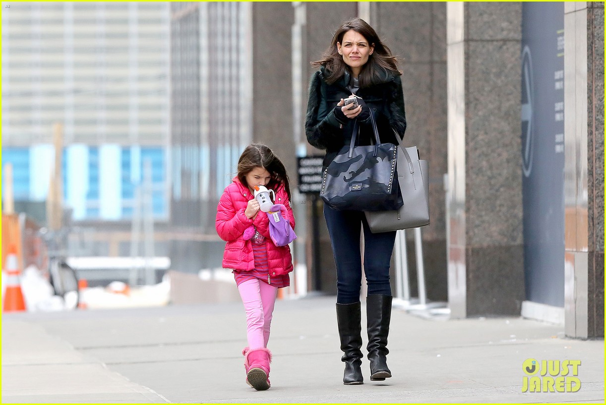 katie holmes ice skating play date with suri 24