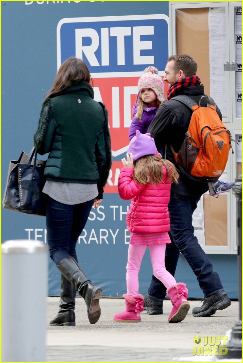 katie holmes ice skating play date with suri 28