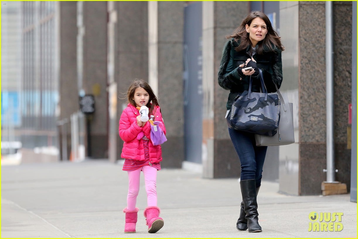 katie holmes ice skating play date with suri 313050349