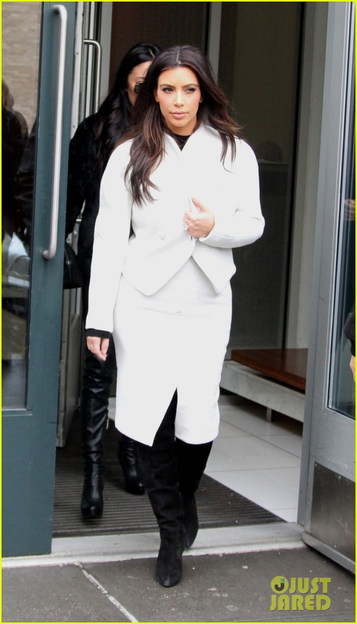 kim kardashian steps out after tonight show surprise appearance 04