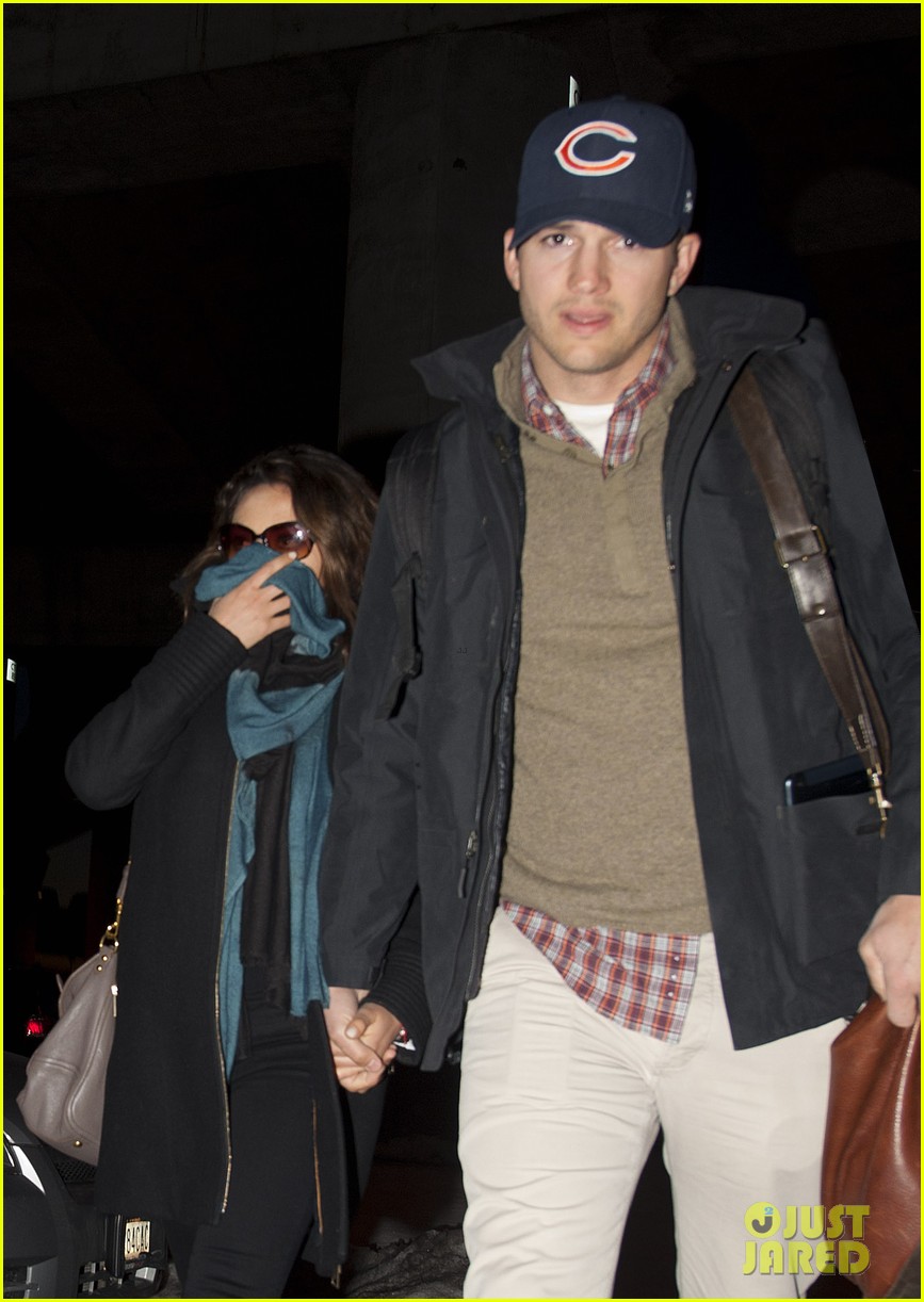 mila kunis ashton kutcher hold hands upon arrival in nyc 023055246