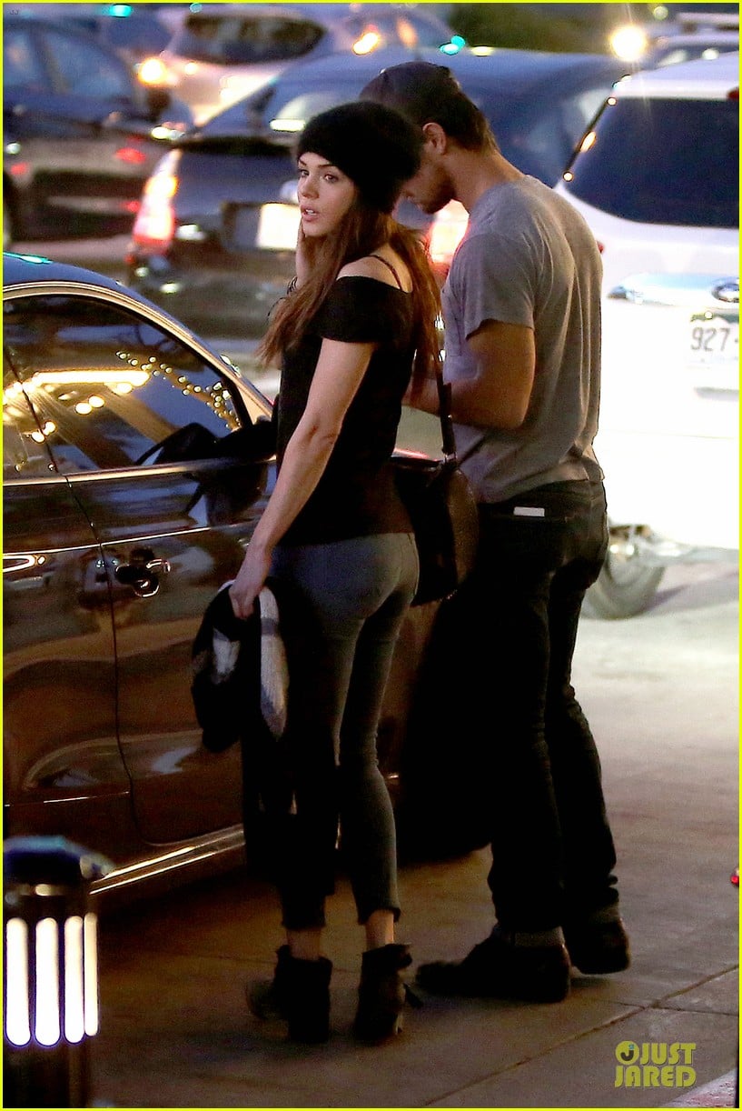 taylor lautner marie avgeropoulos hold hands for dinner 12