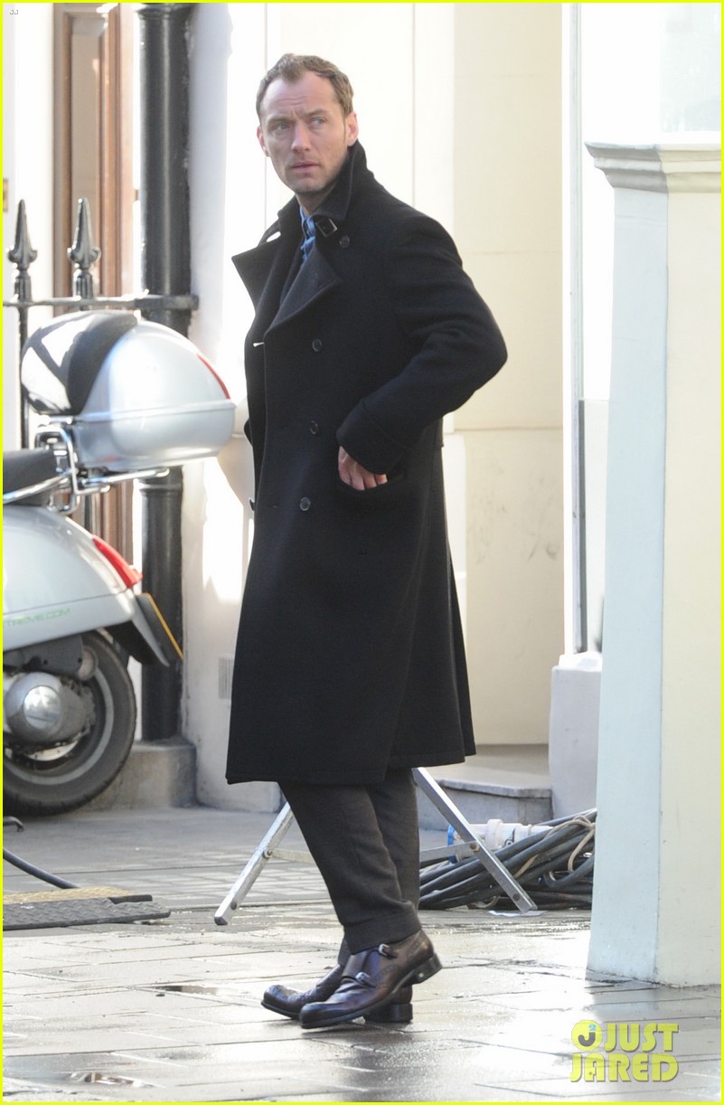 jude law begins filming an unknown production in london 06