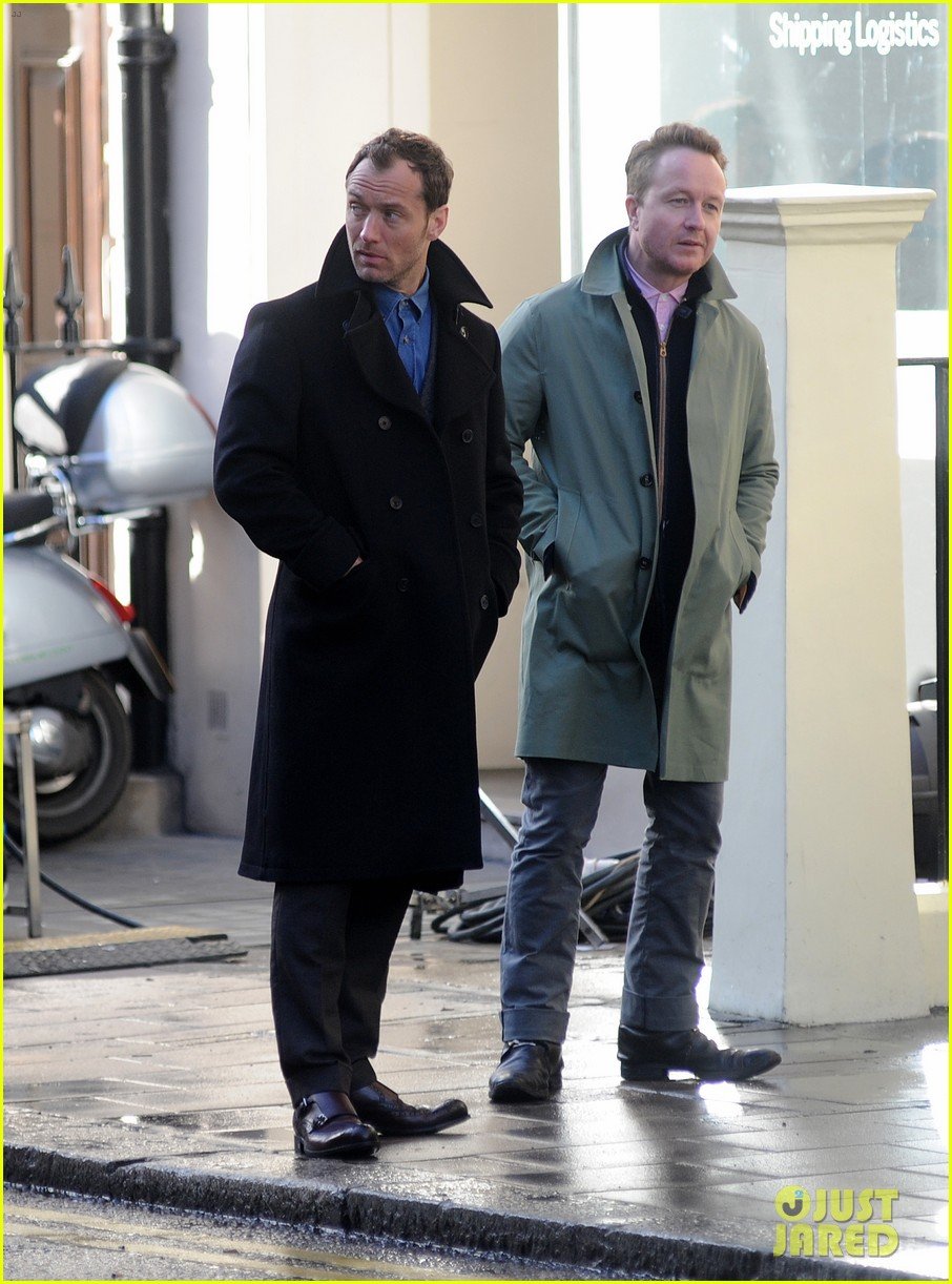 jude law begins filming an unknown production in london 10