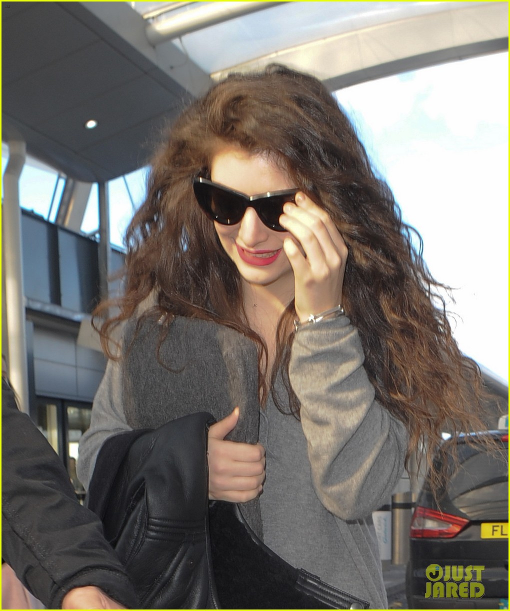 lorde goes makeup free wears acne cream to bed 02