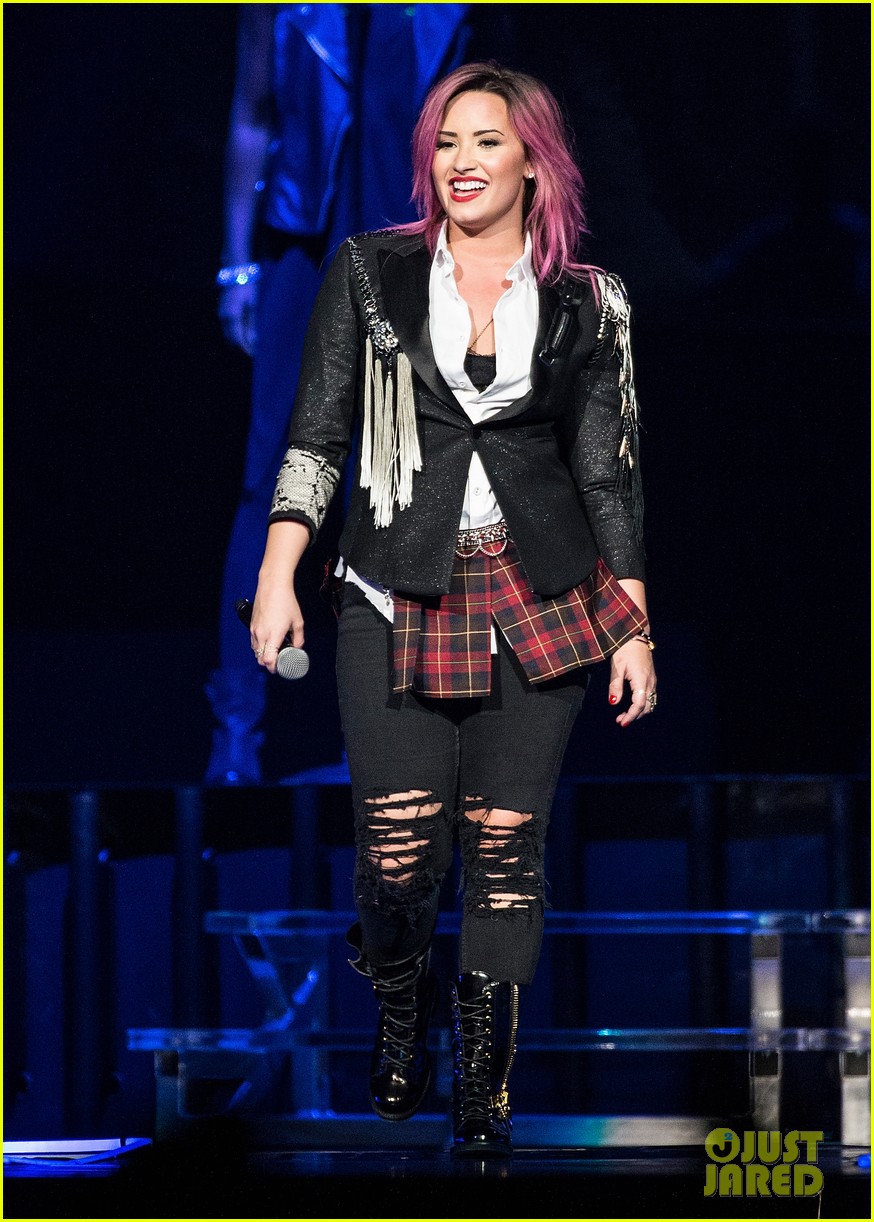 demi lovato opens neon lights tour with special guest nick jonas 01