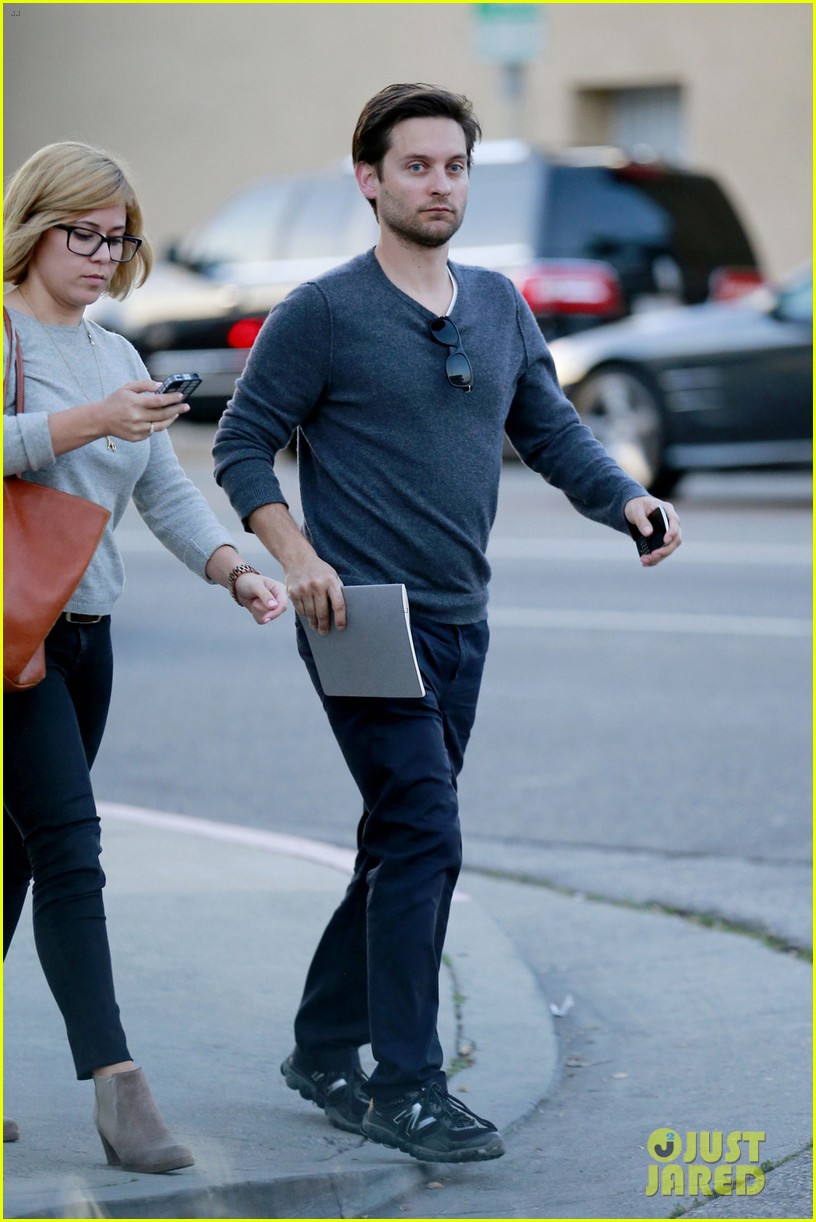 tobey maguire grabs dinner at crossroads 013056161