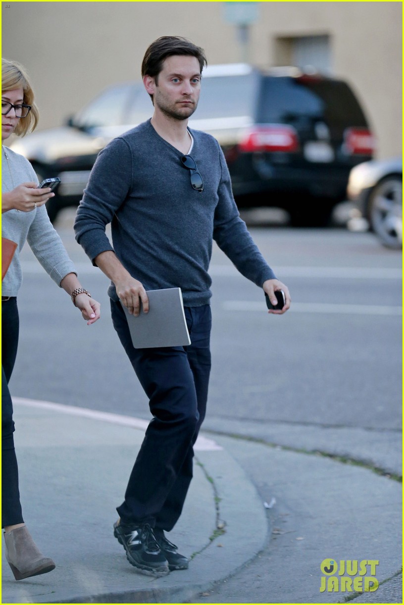 tobey maguire grabs dinner at crossroads 04