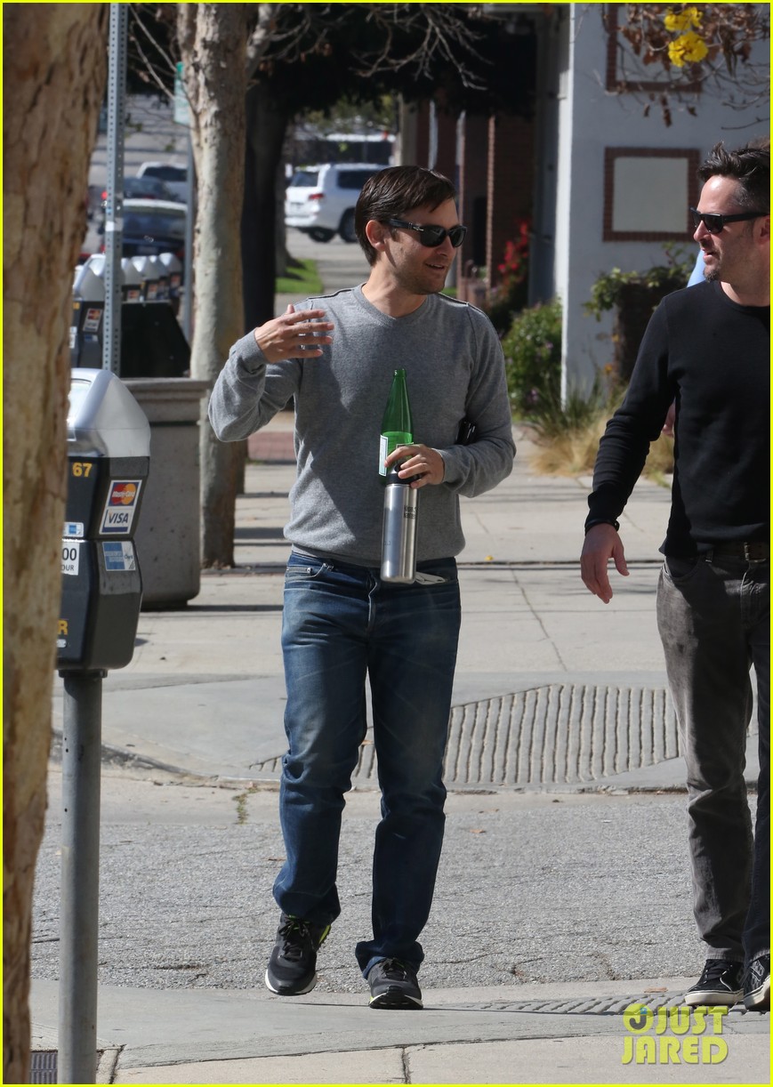 tobey maguire gets in some guy time lunches with a pal 093053354
