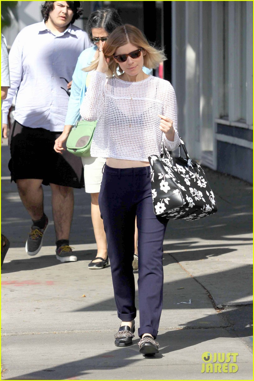 kate mara steps out after binging on house of cards season 2 08