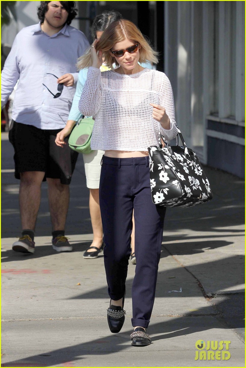 kate mara steps out after binging on house of cards season 2 09