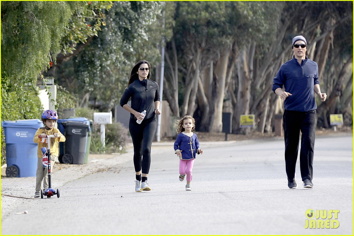 matthew mcconaughey his family work on their fitness together 07