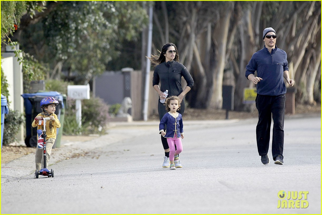 matthew mcconaughey his family work on their fitness together 123058994