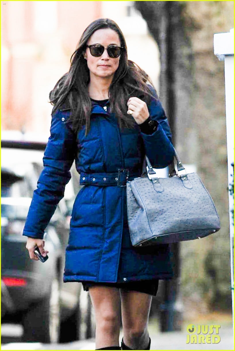 pippa middleton braves cold london weather in short skirt 043053000