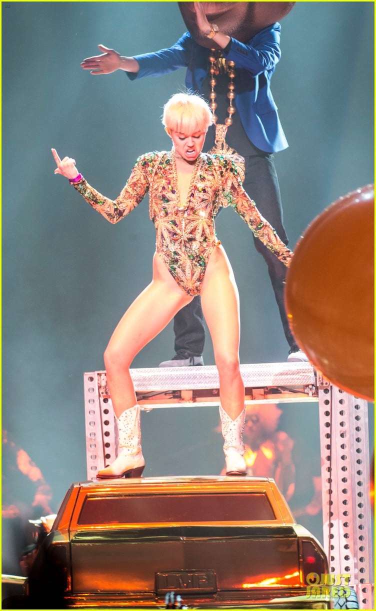 miley cyrus sticks out tongue on bangerz tour opening night 033053806