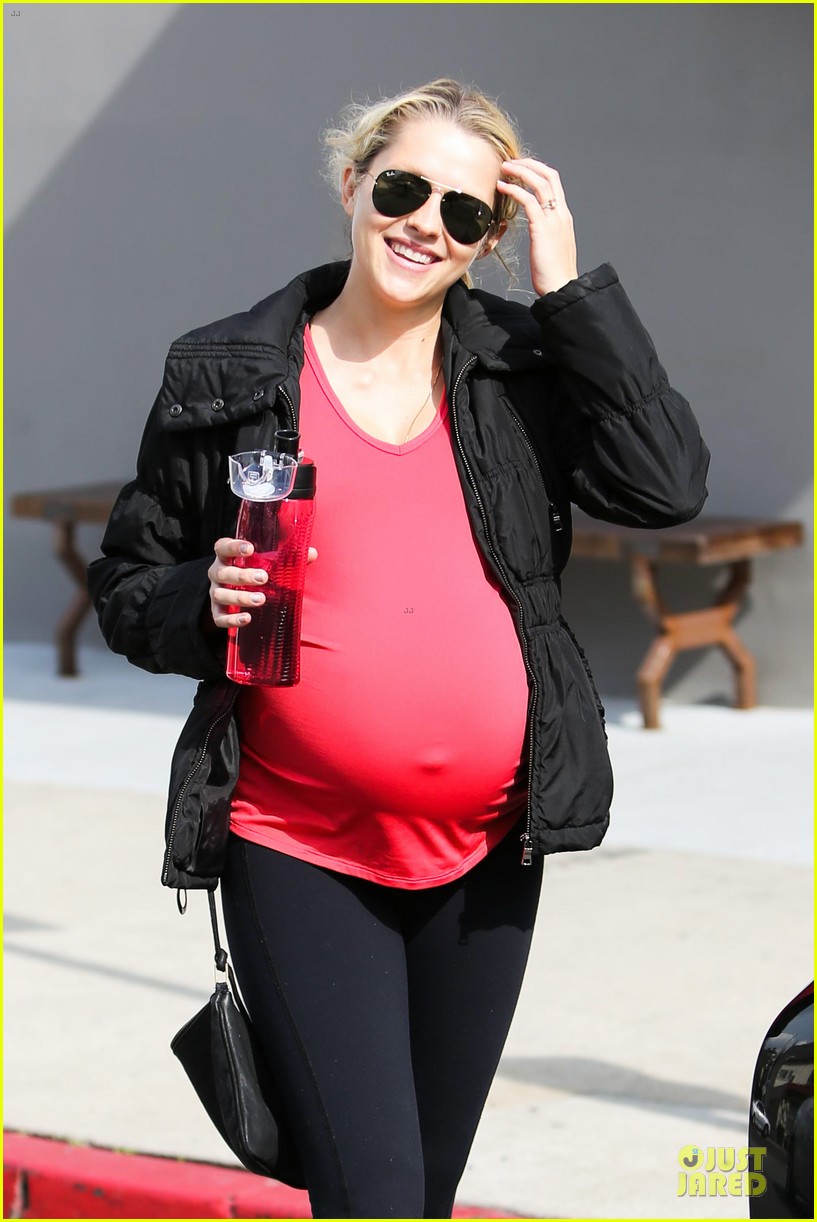 teresa palmer red hot baby bump for pilates workout 023047618