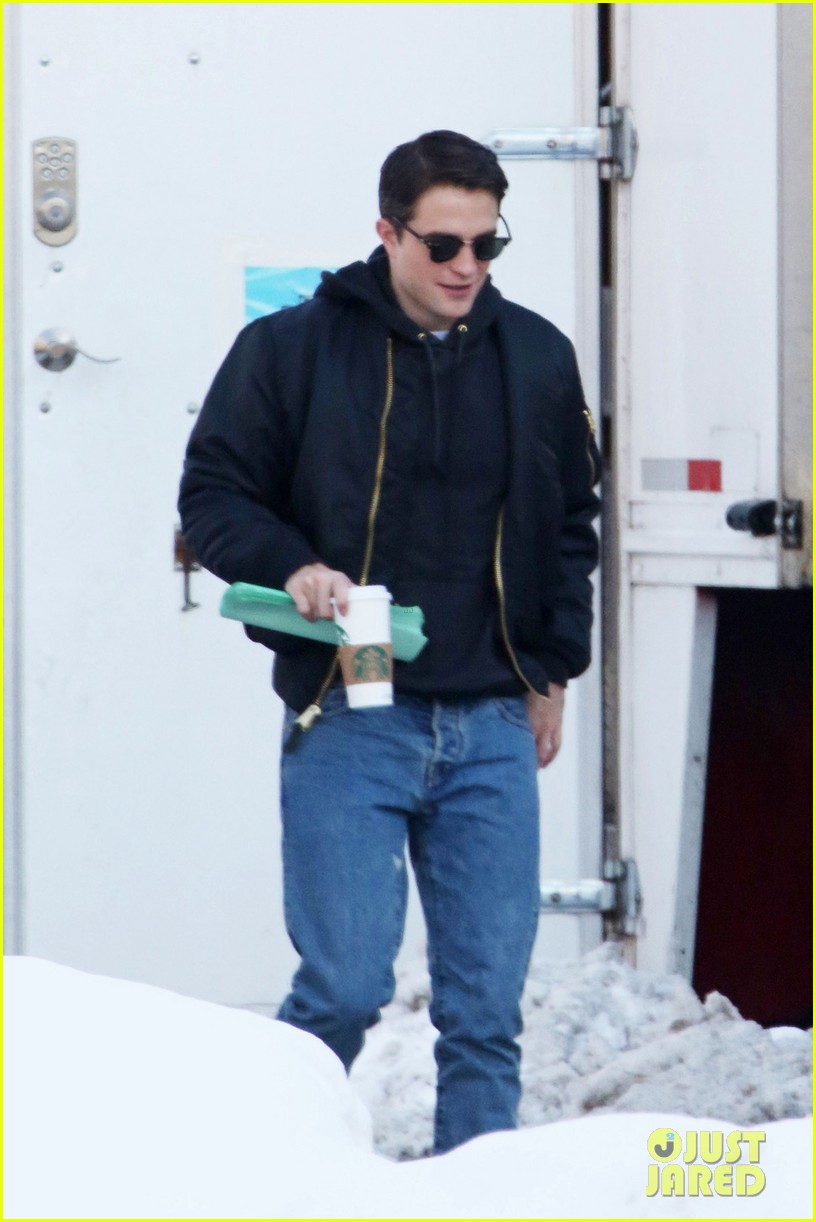 robert pattinson shaves his face rocks clean shaven look for life 02