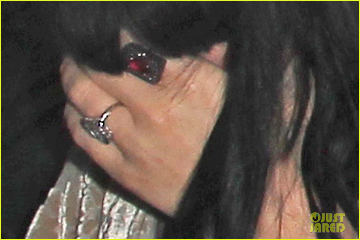 katy perry john mayer engagement rumors swirl after ring spotted on that finger 083055101