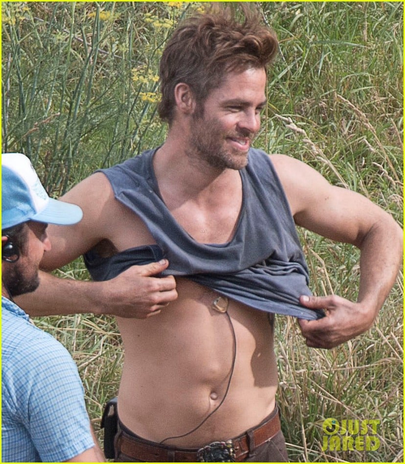 chris pine showing off his gorgeous smile while shirtless really makes us melt 033061685