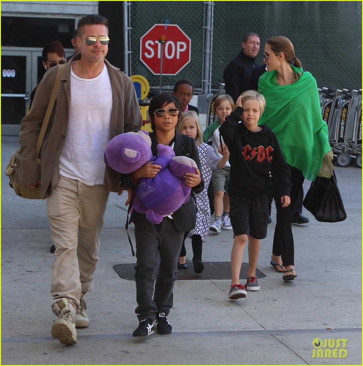 angelina jolie brad pitt all six kids land in los angeles see the new pics 11