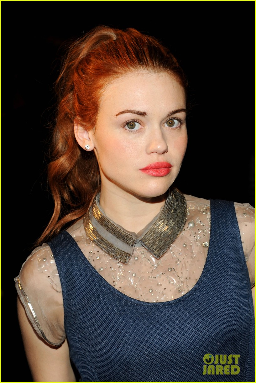 holland roden anna kendrick get front row look at philosophy show 023052143