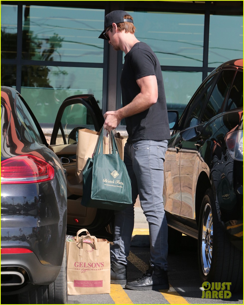 alexander skarsgard starts his day off with grocery shopping 13