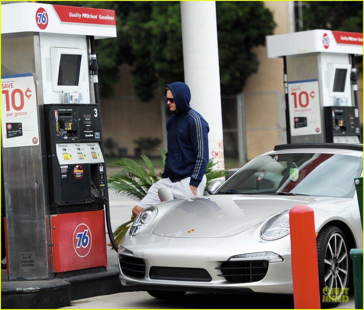 alexander skarsgard hides under a hoodie at gas station 09