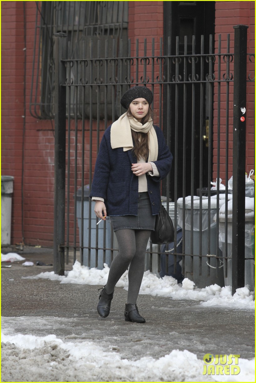 hailee steinfeld caught smoking dont worry its fake 053048157