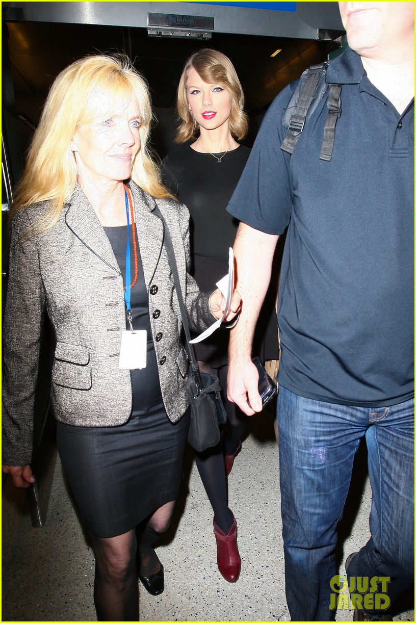 taylor swift shows off her new short hair at the airport 233052253