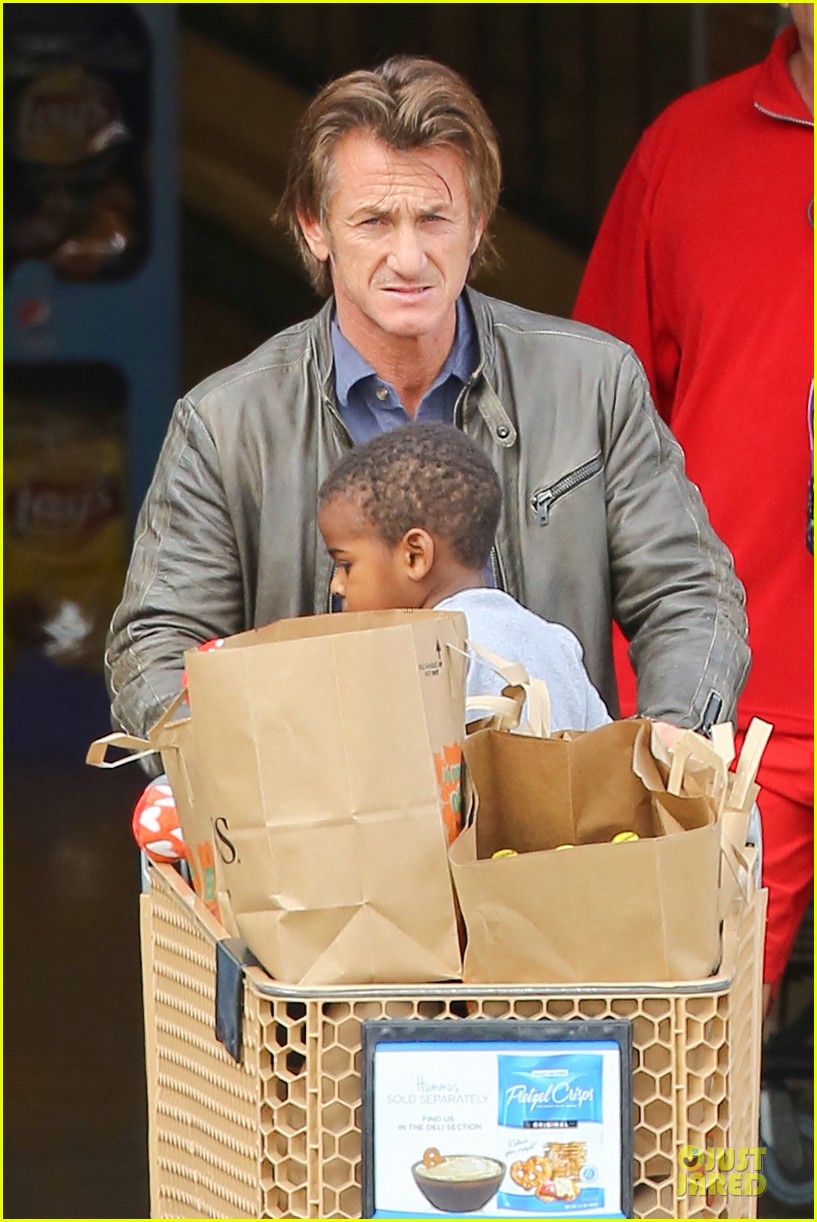 charlize theron sean penn grocery stop before the super bowl 02