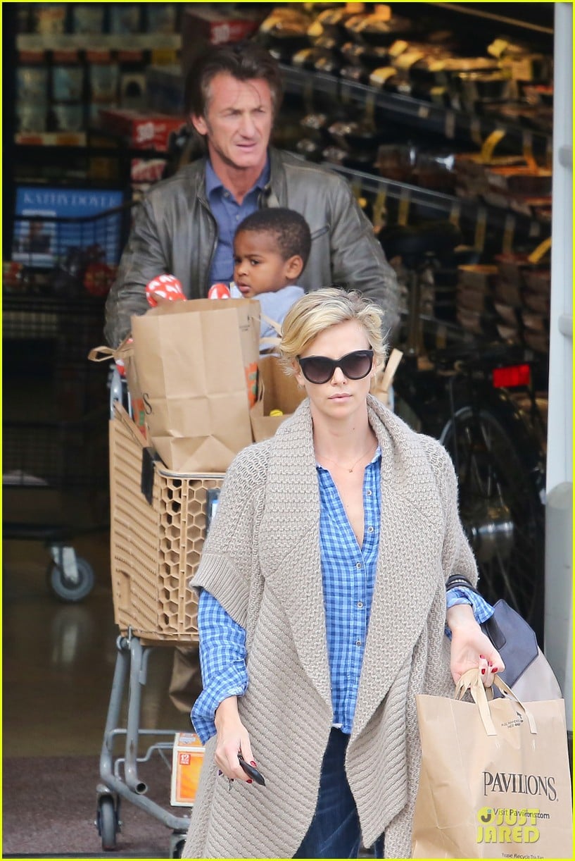charlize theron sean penn grocery stop before the super bowl 04