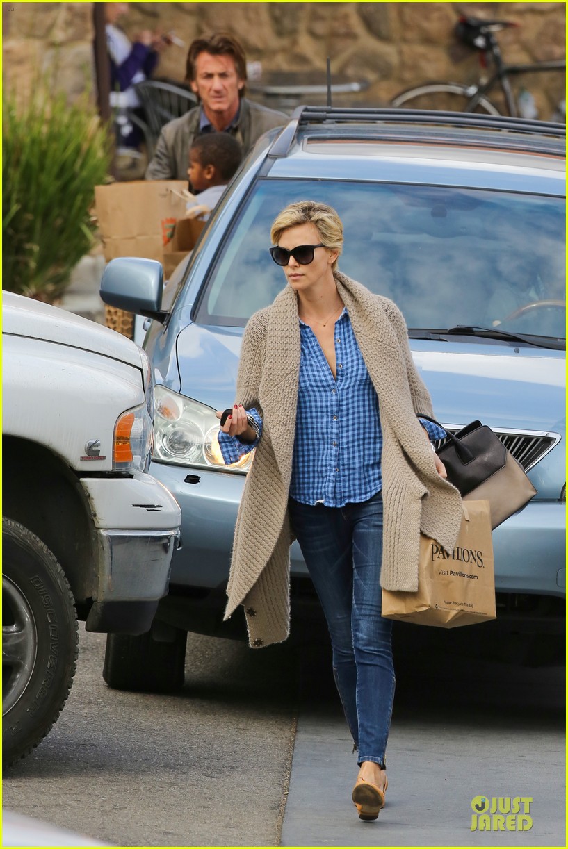 charlize theron sean penn grocery stop before the super bowl 253046515