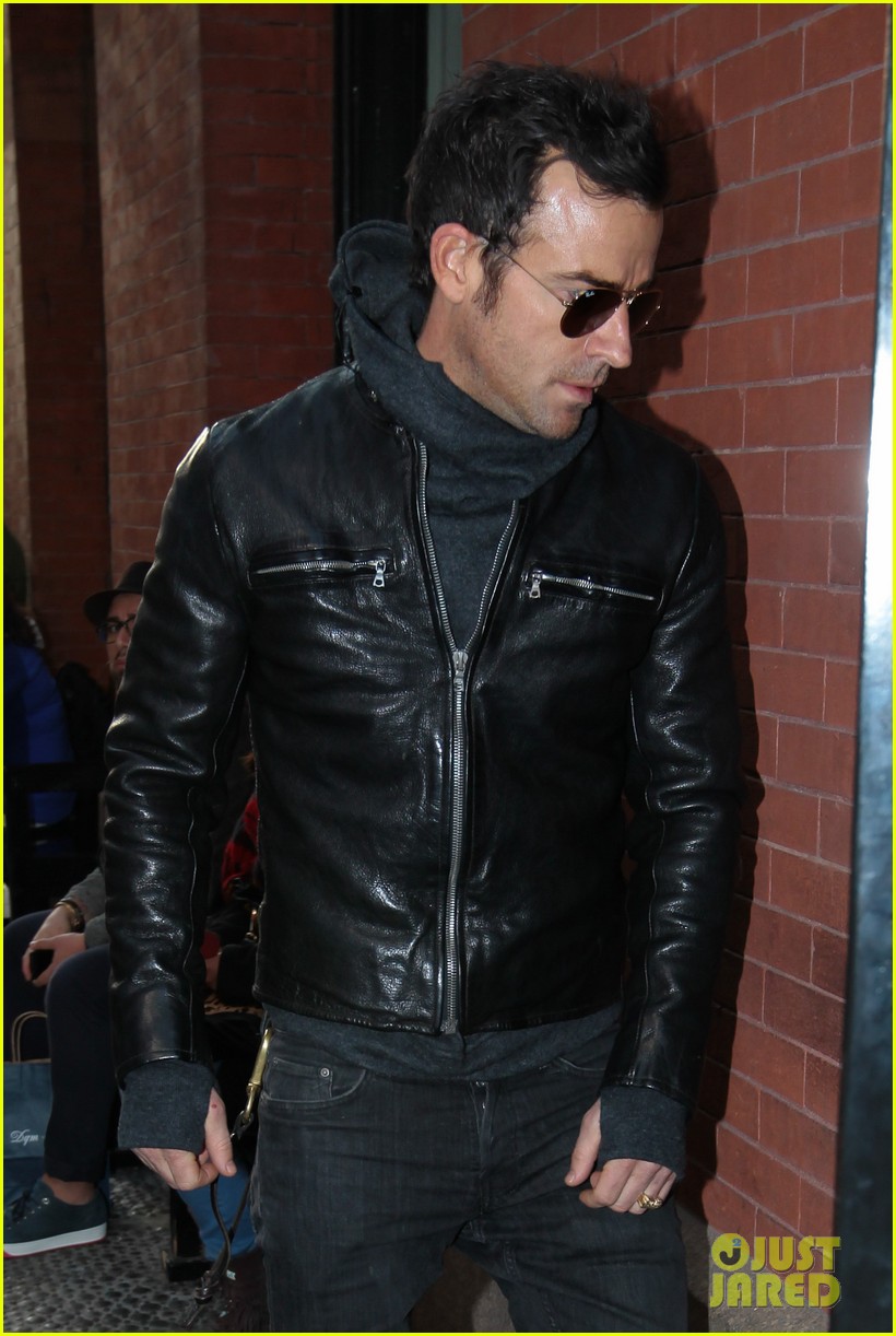 justin theroux continues to rock his sexy biker look in nyc 023046016