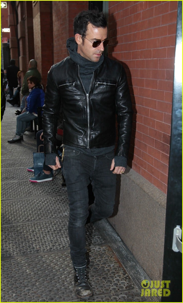 justin theroux continues to rock his sexy biker look in nyc 03