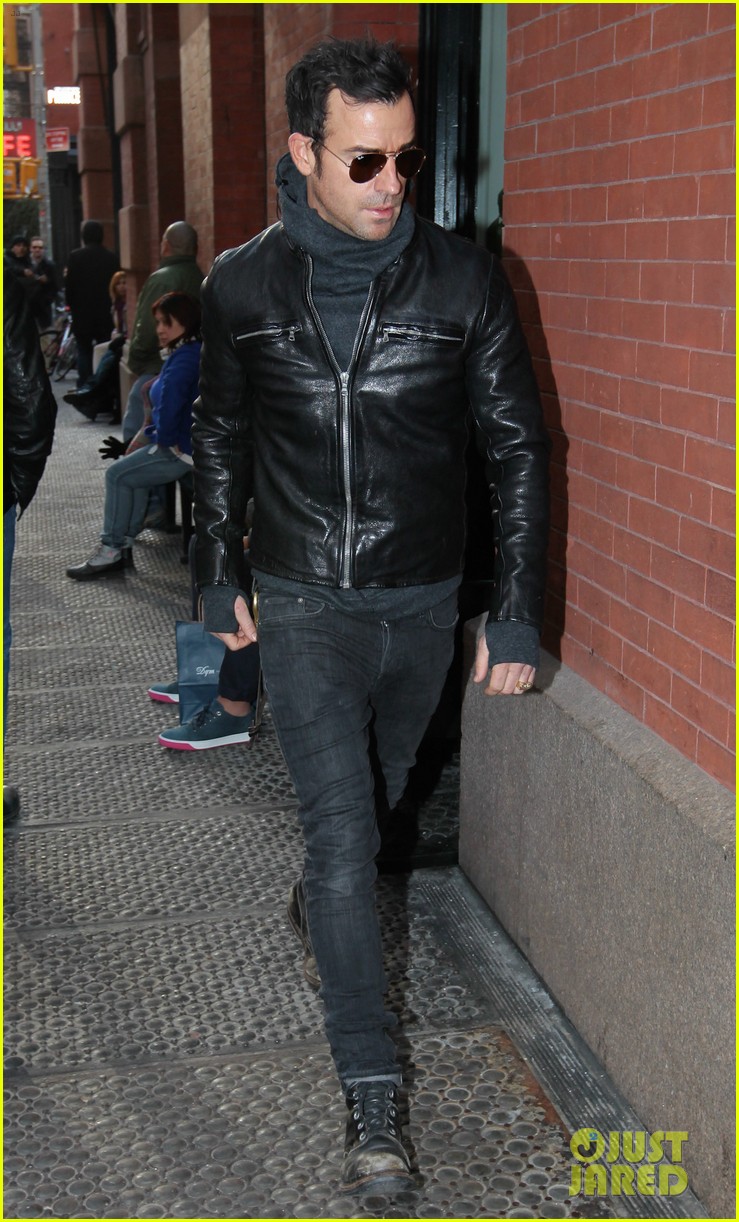 justin theroux continues to rock his sexy biker look in nyc 05