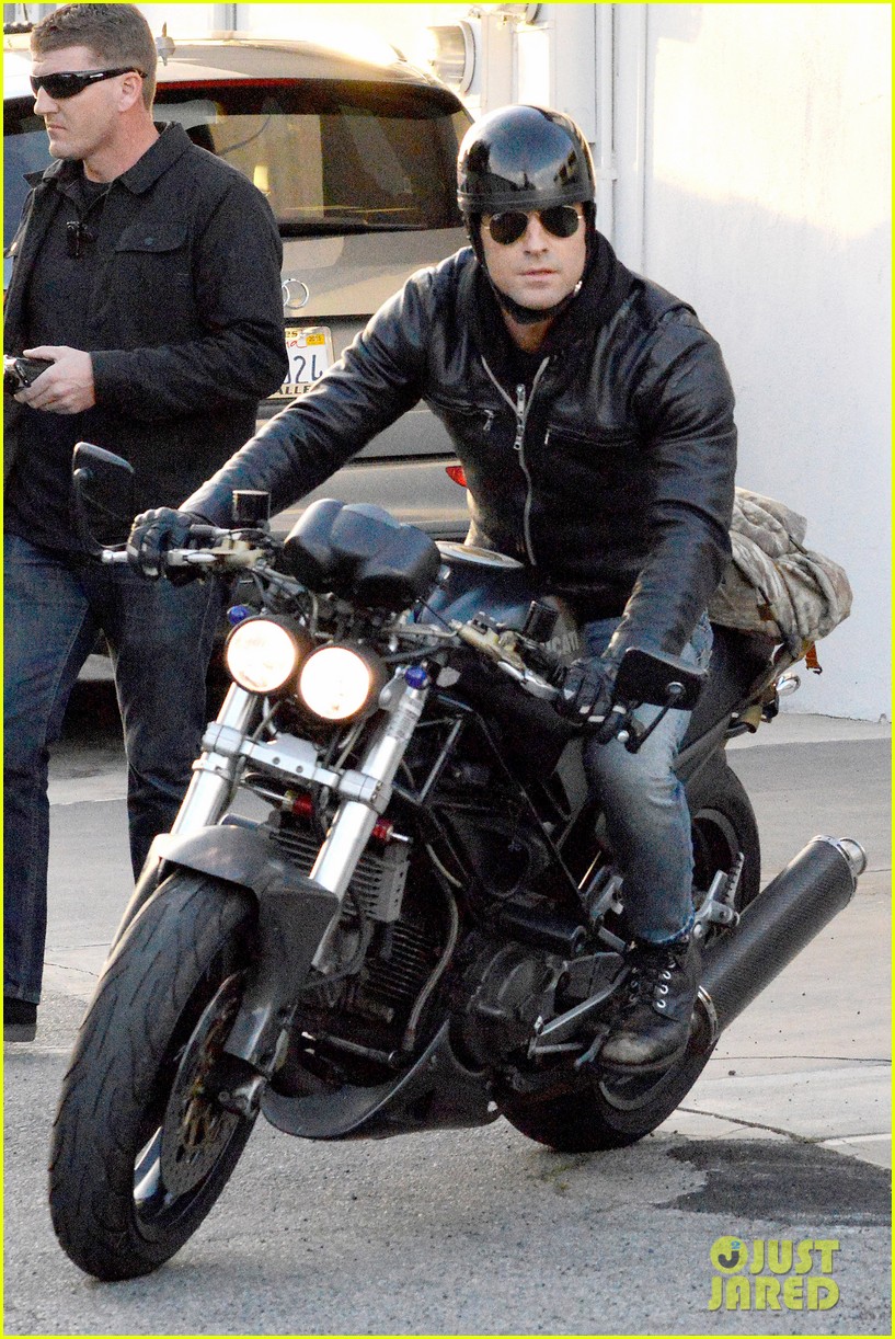 justin theroux takes his ducati for a spin 093060916