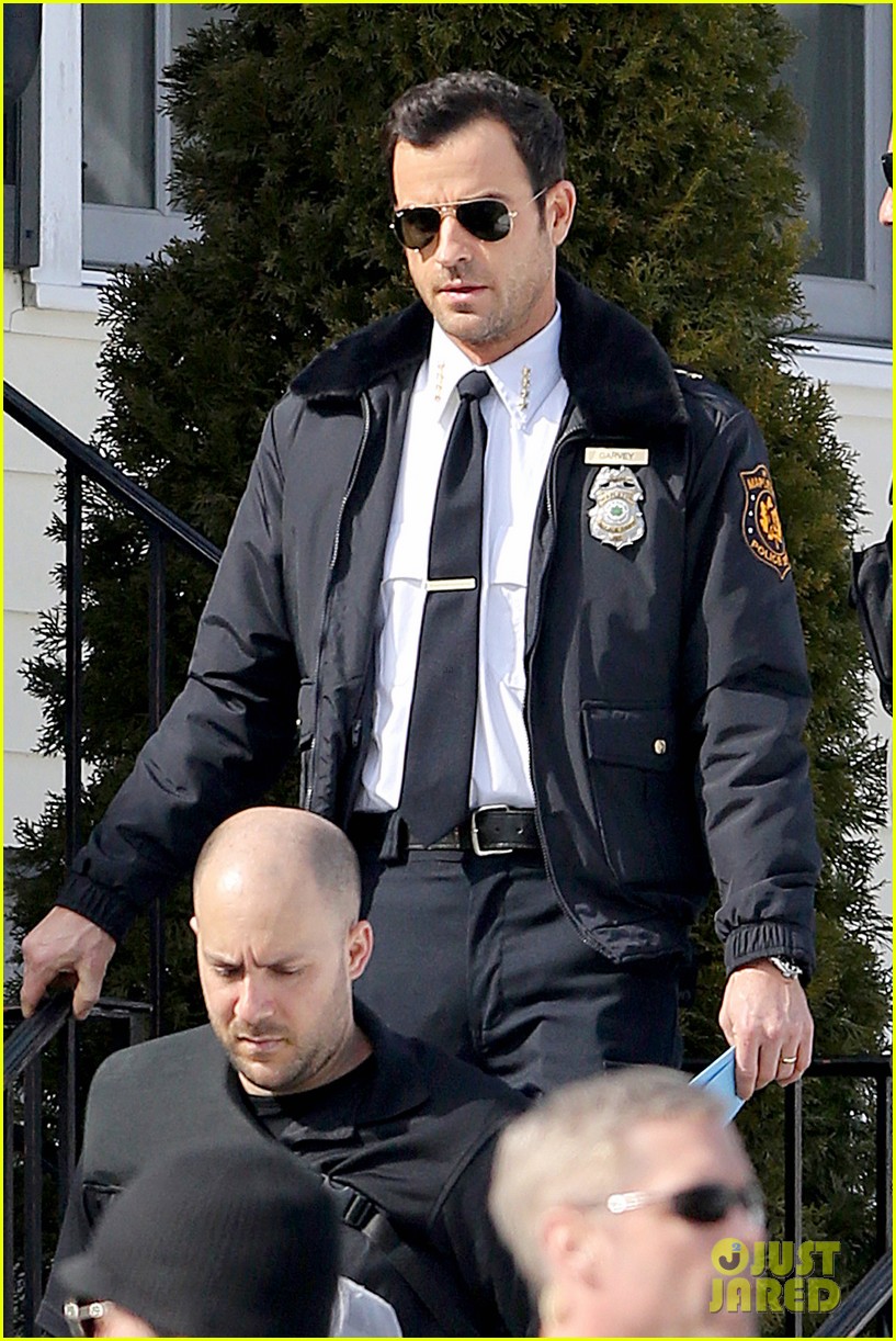 justin theroux looks mighty fine in his police uniform 073057468