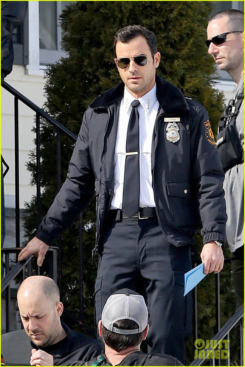 justin theroux looks mighty fine in his police uniform 11