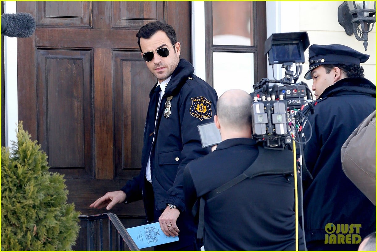 justin theroux looks mighty fine in his police uniform 13