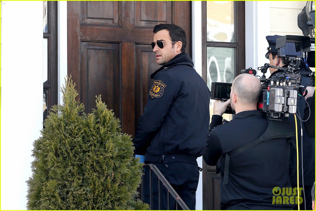 justin theroux looks mighty fine in his police uniform 26