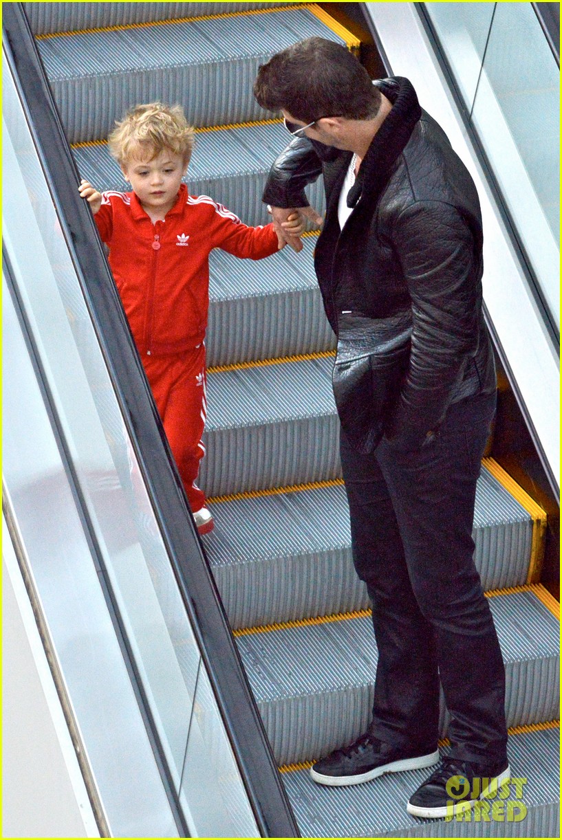 robin thicke is a doting dad spends day with julian 103051453