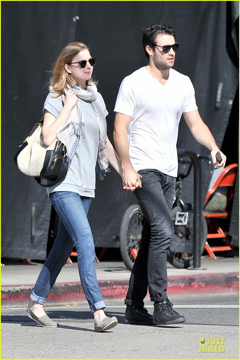 emily vancamp josh bowman hold hands before valentines day 03