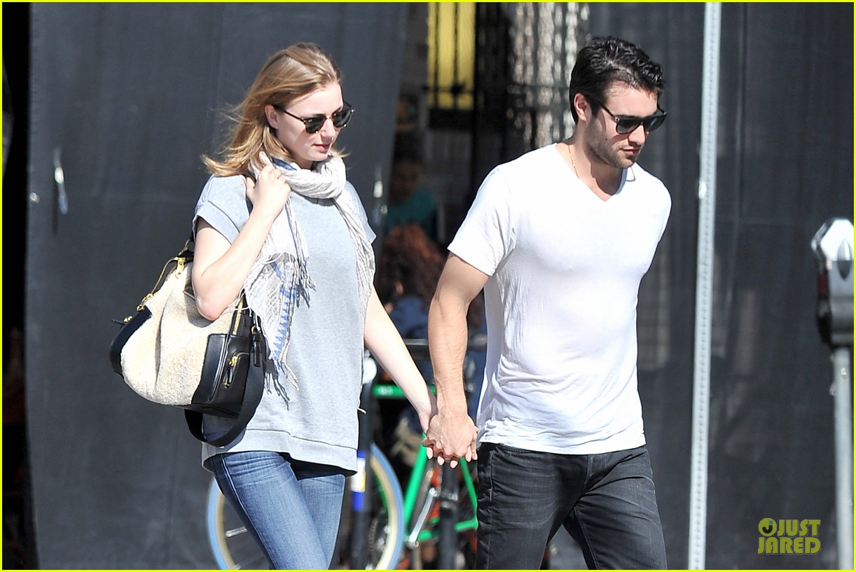 emily vancamp josh bowman hold hands before valentines day 11