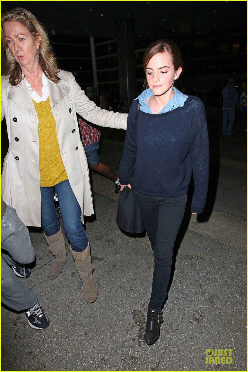 emma watson flys into lax airport before oscars 2014 05