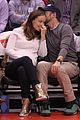 olivia wilde jason sudeikis passionately kiss at clippers game 01