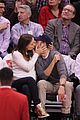 olivia wilde jason sudeikis passionately kiss at clippers game 03
